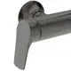Brausearm in einem modernen Design von Ideal Standard, gedreht und mit einer glatten Oberfläche, bietet Verbindung zu einem Duschsystem.